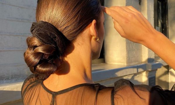 5 εύκολοι τρόποι να φορέσεις τα scrunchies στα μαλλιά