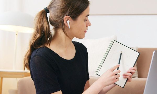 Αν θες να καθαρίσεις τα ασύρματα ακουστικά, υπάρχει ένα έξυπνο κόλπο