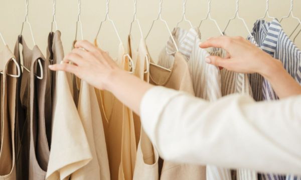 Σκόρος; Πώς θα τον διώξεις εύκολα από τα ρούχα και το σπίτι σου