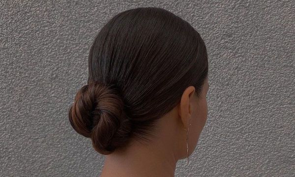 Sleek bun: Πώς θα κάνεις τον πιο κομψό κότσο με λαμπερό αποτέλεσμα