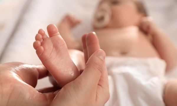 Βρεφικό μασάζ με αμυγδαλέλαιο: Τα οφέλη και τι να προσέξετε