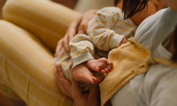 Ρωγμές της θηλής: Πώς θα φροντίσετε το στήθος κατά τον θηλασμό