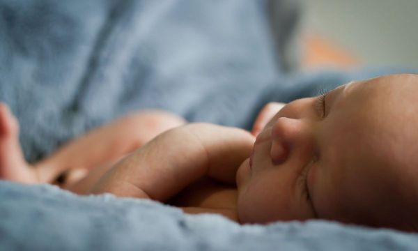 Τσίμπλες στα μωρά: Πού οφείλονται και τι μπορείτε να κάνετε