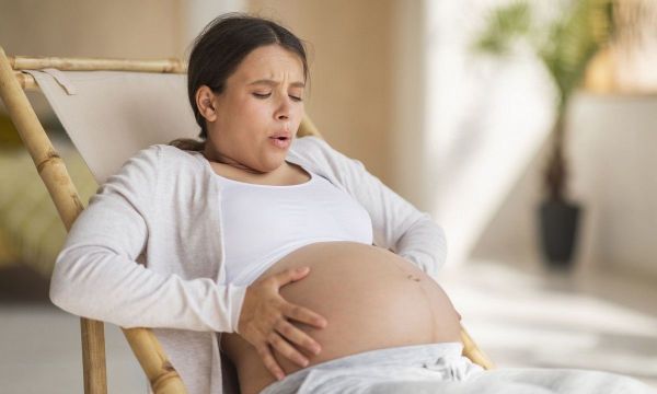 Εγκυμοσύνη: Πώς να ανακουφιστείτε από τον πόνο στα πλευρά