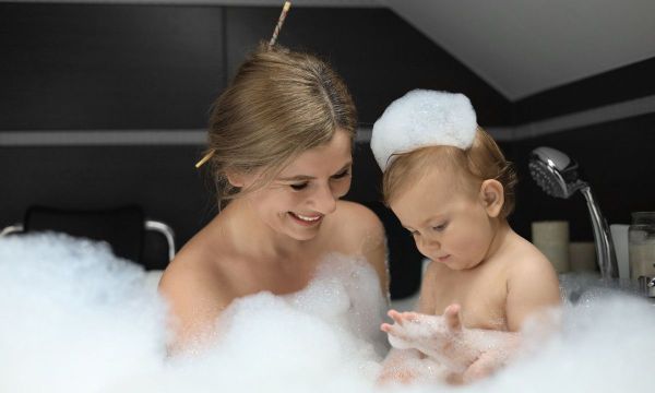 Είναι OK τα παιδιά να σε δουν γυμνό; Οι ειδικοί απαντούν