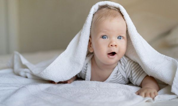 Μωρό 4 μηνών: Συμβουλές για να ενισχύσετε την εγκεφαλική του ανάπτυξη