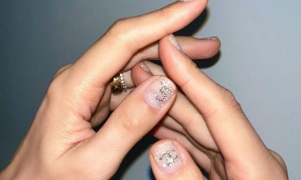 Logo nails! Η νέα τάση που χαρίζει μία δόση πολυτέλειας