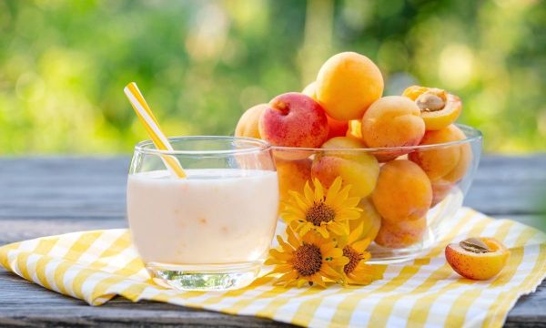 Καλοκαιρινό smoothie με βερίκοκα, κανέλα και βρόμη