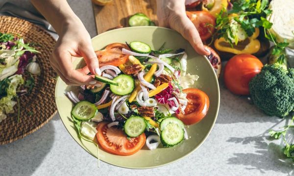 Σαλάτα ως πλήρες γεύμα για τις ημέρες του καύσωνα
