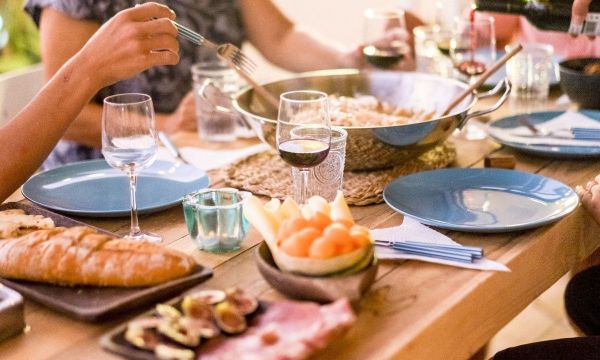 Τι πρέπει να προσέχουμε στις καλοκαιρινές εξόδους για φαγητό;