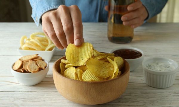 Tips για να μειώσετε τις λιγούρες ανθυγιεινά σνακ και junk food