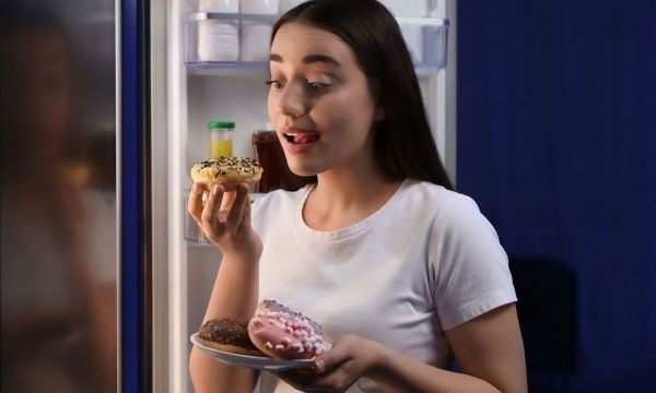 Τι συμβαίνει στο σώμα σου όταν τρως αργά βραδινό κάθε βράδυ