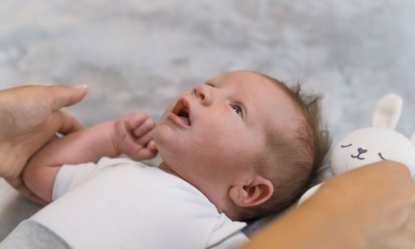 Το μωρό τραβάει τα μαλλιά του - Είναι φυσιολογικό;