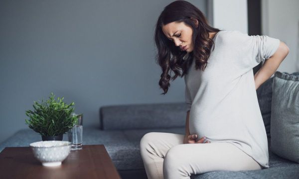 Πόνος στη μέση στην εγκυμοσύνη: Απλά tips για να ανακουφιστείτε