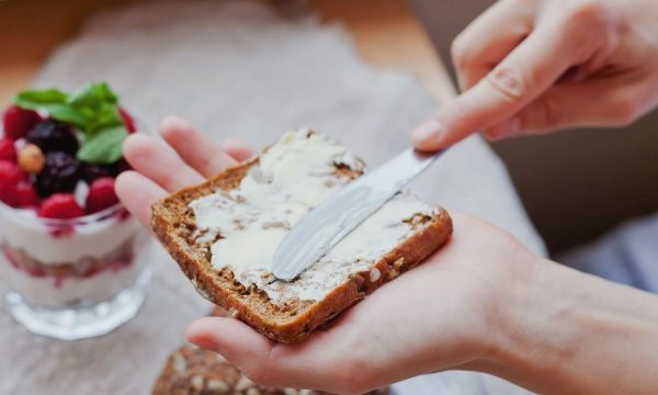 Τι πρέπει να ξέρετε εάν τρώτε βούτυρο κάθε μέρα