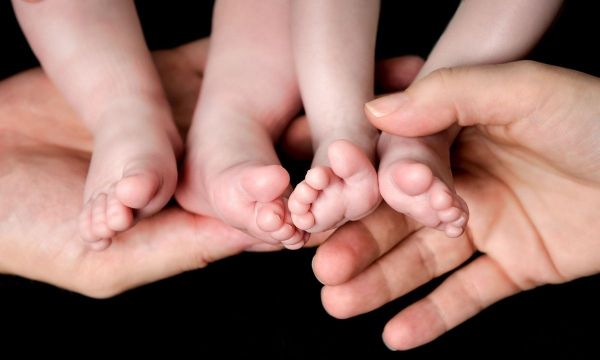 Γονείς απέκτησαν δίδυμα, που είχαν καταψυχθεί 30 χρόνια πριν