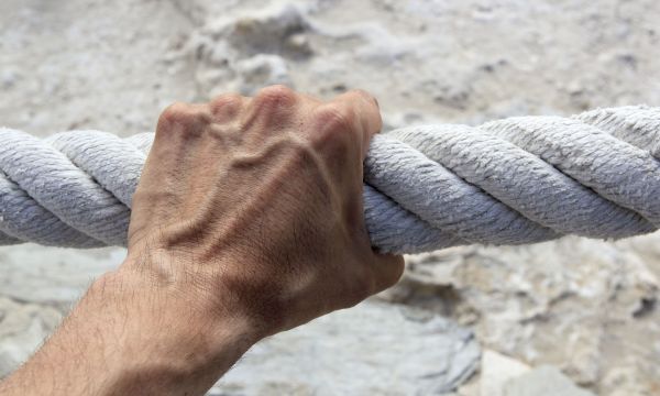 Δύναμη λαβής: Τι αποκαλύπτει για την ψυχική υγεία