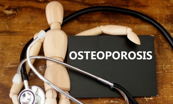 Ορμονοθεραπεία στην εμμηνόπαυση: Τι ισχύει για την προστασία από κατάγματα και άλλες παθήσεις