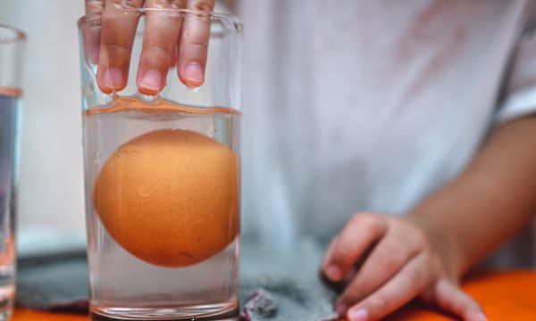 Είναι ασφαλή τα αυγά μετά την ημερομηνία λήξης; Τα 3 τεστ στο σπίτι