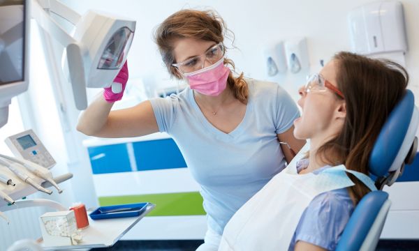 Ποια σοβαρά προβλήματα υγείας μπορεί να αποκαλύψει η επίσκεψη στον οδοντίατρο