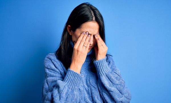 Πώς καταλαβαίνεις αν έχεις σκλήρυνση κατά πλάκας [βίντεο]