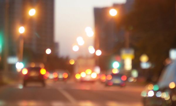 Γιατί είναι πιο επικίνδυνη η νυχτερινή οδήγηση το καλοκαίρι, για όσους πάσχουν από καταρράκτη