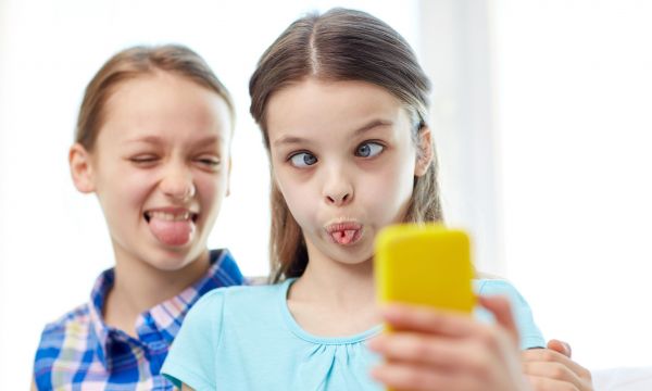 Όχι smartphone σε παιδί κάτω των 13 ετών, λέει νέα έρευνα