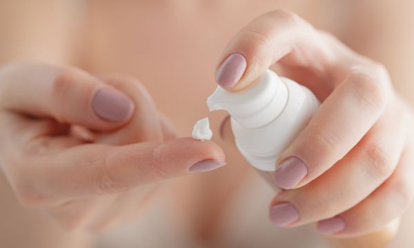 Τι καλλυντικά αγοράζουμε στην Ελλάδα: Το ελαιόλαδο, τα «φυσικής προέλευσης» και τα φαρμακεία