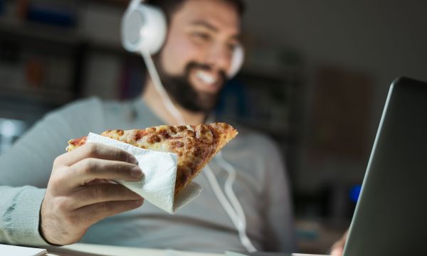 Τι ώρα πρέπει να σταματάτε να τρώτε, σύμφωνα με τους καρδιολόγους