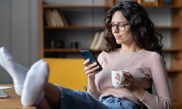 Τι προκαλεί στα μάτια μόλις μία ώρα σκρολαρίσματος στο κινητό