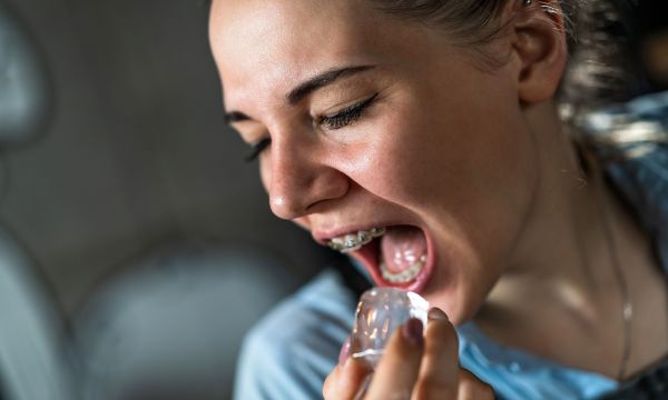 Τι “καμπανάκι” είναι αν ξαφνικά έχετε έντονη επιθυμία να φάτε πάγο