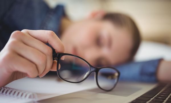 Οι τροφές που προκαλούν υπνηλία και κόπωση κατά τη διάρκεια της ημέρας
