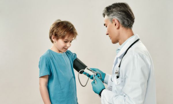 Παιδιά με υψηλή πίεση και χοληστερίνη: Ο ρόλος των οθονών