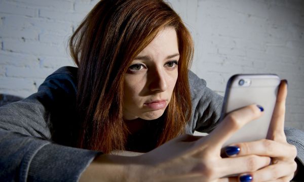 Ghosting: Γιατί οι σύντροφοι «εξαφανίζονται» ξαφνικά και τι σημαίνει πραγματικά;