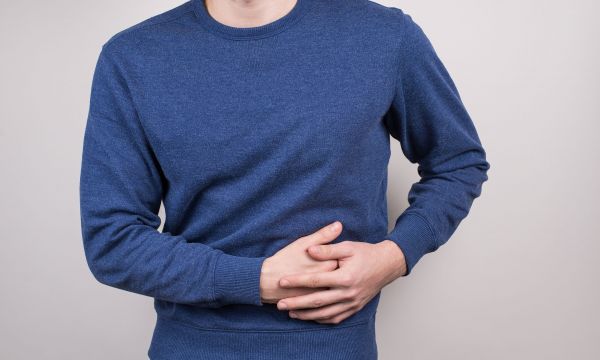 Πόνος κάτω αριστερά στα πλευρά: Τι σημαίνει και πότε να δείτε γιατρό