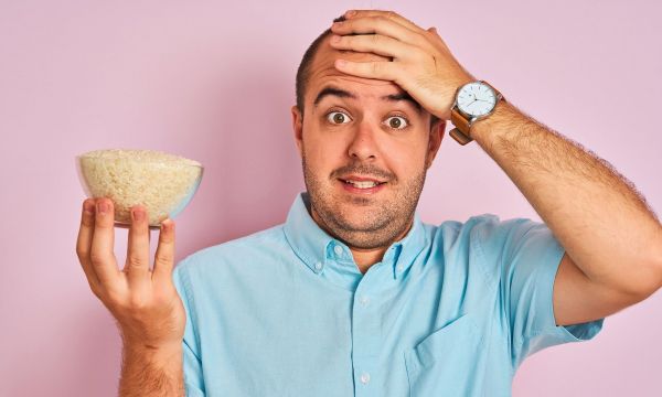 Τα 4 συμπτώματα ότι το ρύζι που μόλις φάγατε σας προκάλεσε δηλητηρίαση