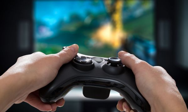 «Binge Gaming»: Οι κίνδυνοι των διαδικτυακών παιχνιδιών στη σχολική ηλικία
