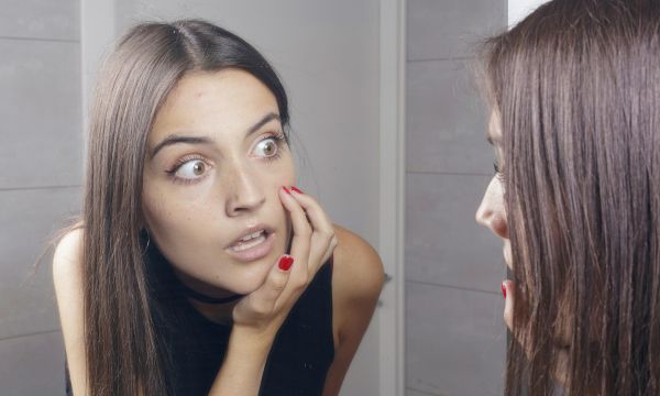 Εναποθέσεις ασβεστίου στο πρόσωπο: Πώς φαίνονται – Αιτίες και θεραπεία
