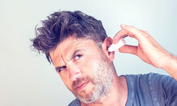 Αφαίρεση κυψελίδας αυτιών με οξυζενέ: Πώς γίνεται στο σπίτι