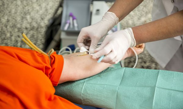 Γιατί δεν πρέπει να πίνουμε καφέ πριν δώσουμε αίμα