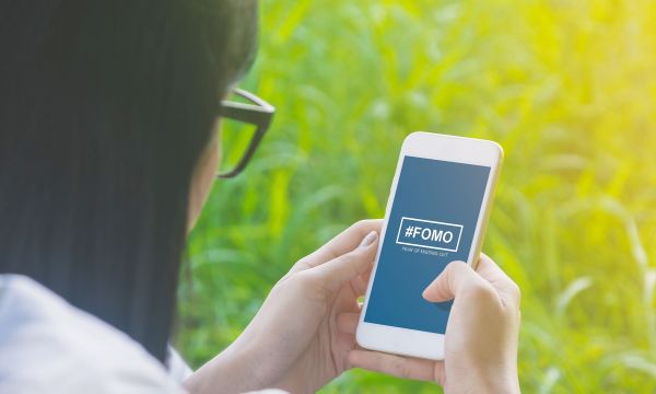 “Φόβος μήπως χάσω κάτι” (FOMO): Γιατί συμβαίνει και πώς να ανακτήσετε τον έλεγχο