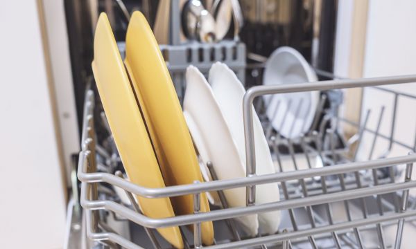 Είναι ασφαλές να προσθέσετε χλωρίνη στο πλυντήριο πιάτων;