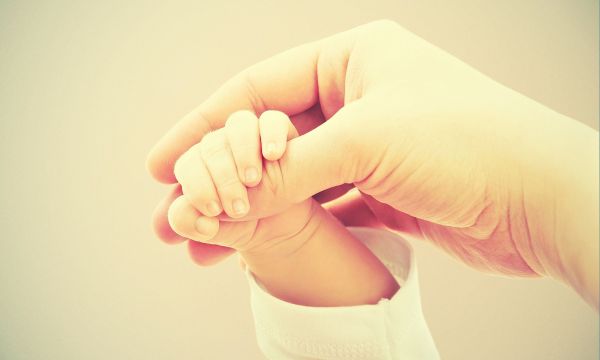 Πρόωρα βρέφη: Τα οφέλη της δερματικής επαφής για τον εγκέφαλό τους