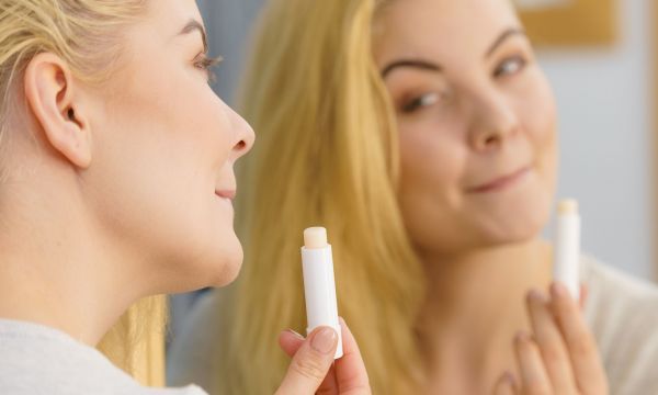 Σκασμένα χείλη: 5 σπιτικές θεραπείες που λειτουργούν πραγματικά