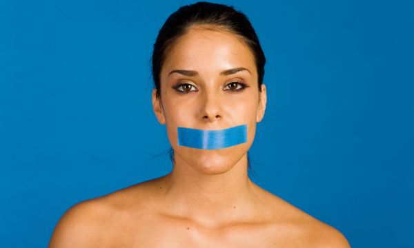 Mouth taping: Τι είναι η τάση που έχει γίνει viral και ποιους κινδύνους κρύβει