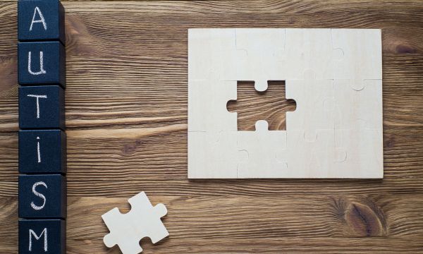 Μεμαντίνη: Πώς ωφελεί το φάρμακο για το Αλτσχάιμερ τα παιδιά με αυτισμό