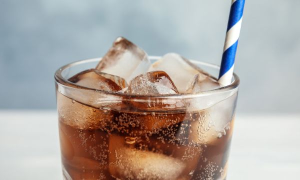 Αναψυκτικά με ή χωρίς ζάχαρη; Ποια αυξάνουν περισσότερο τον κίνδυνο δημιουργίας λίπους στο συκώτι