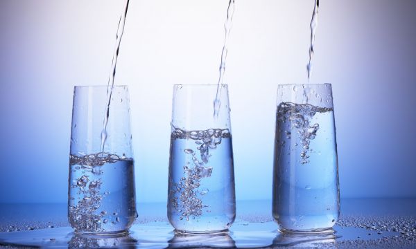 Πόσα ποτήρια νερό την ημέρα πρέπει να πίνετε για να διατηρείτε το ουρικό οξύ υπό έλεγχο;