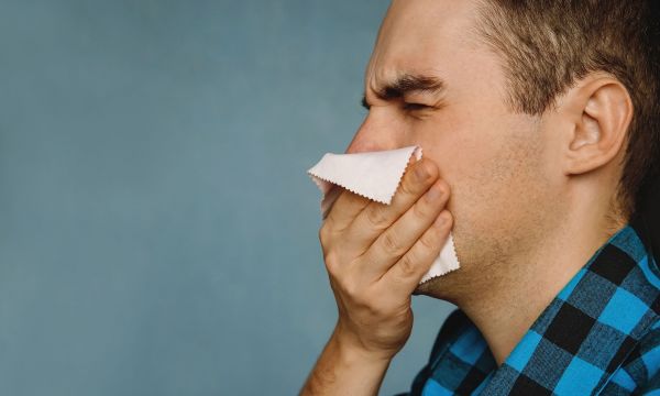 Κρυολόγημα: Είναι κακό να καταπίνετε τα φλέματα από βήχα και μπούκωμα;