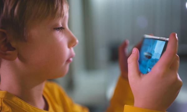Τα Μέσα Κοινωνικής Δικτύωσης “βαλτώνουν” την πνευματική ανάπτυξη των παιδιών - Έρευνα